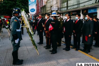 Autoridades de la Gobernación durante la presentación de las ofrendas florales /Benjamín Segovia
