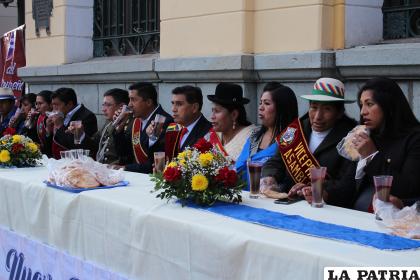 Las autoridades degustaron un api con su pastel en el día de la ciudad de Oruro /LA PATRIA