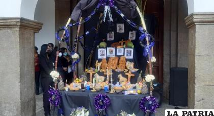 Se armó un altar en puertas de la Gobernación /LA PATRIA