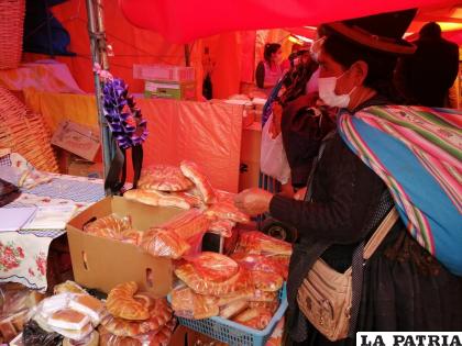 Vendedoras lamentan la baja venta de masitas de Todos Santos /LA PATRIA