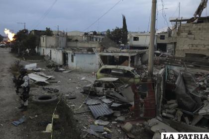 Casas y vehículos están destruidos después de una serie de explosiones en un vecindario en Puebla /AP Foto /Pablo Spencer