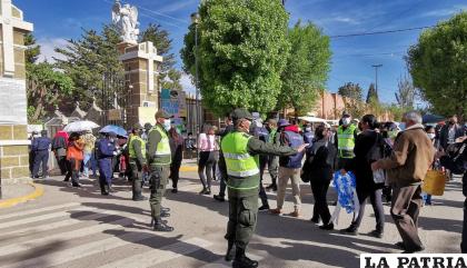 Policía hizo controles en los cementerios de Oruro /LA PATRIA