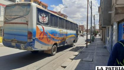El micro contra el que colisionó la vagoneta /LA PATRIA