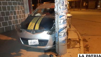 El vehículo chocó contra el poste de cemento /LA PATRIA