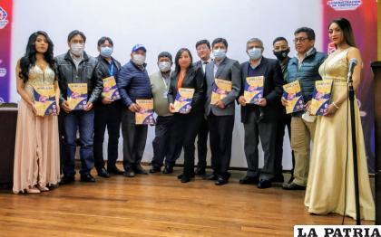 Los estudiantes y docentes en la entrega de la revista /UTO