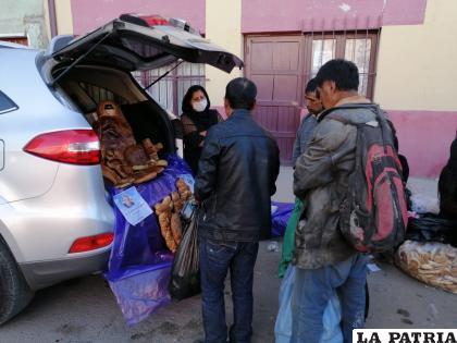 Se improvisaron tumbas en los vehículos que estacionaron en la calle del Cementerio /LA PATRIA