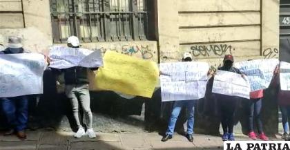 Protestas durante la declaración oral del magistrado en instalaciones del Comité /Cortesía