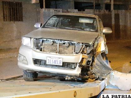 El accidente ocasionó daños en un poste y en la estructura de la camioneta /LA PATRIA