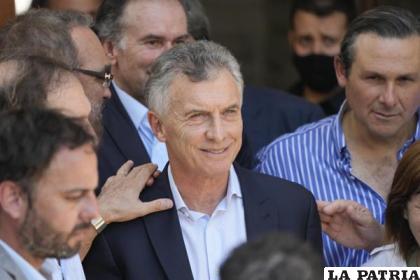 El expresidente argentino Mauricio Macri abandona el tribunal donde fue citado /AP Foto /Natacha Pisarenko