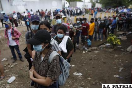 Los nicaragüenses esperan en la fila para recibir una dosis de la vacuna para el COVID-19 /AP Foto /Elmer Martinez