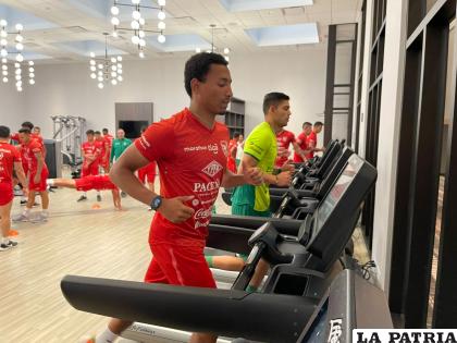 Durante el entrenamiento en la parte física de los seleccionados /FBF