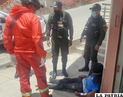 El hombre fue encontrado en la vía pública con lesiones en su antebrazo /LA PATRIA