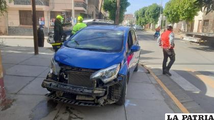 La vagoneta terminó encima de la acera tras el impacto /LA PATRIA