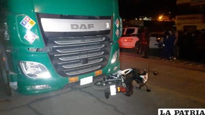 La moto quedó bajo las llantas del cisterna /LA PATRIA