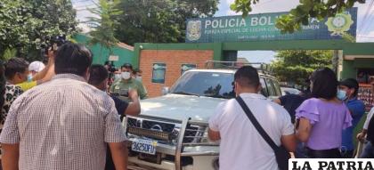 El director del INRA, Adalberto Rojas se retiró en un vehículo de la Policía para evitar a la prensa /El deber