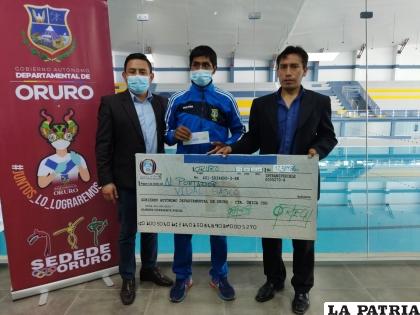 La entrega del cheque al atleta Vidal Basco /Sedede