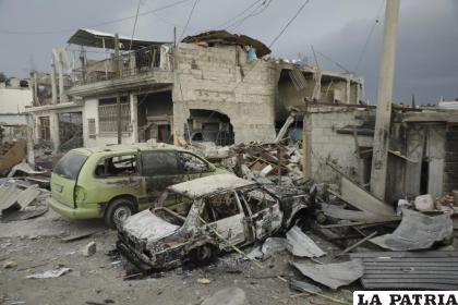 Casas y vehículos están destruidos después de una serie de explosiones en un vecindario en Puebla /AP Foto /Pablo Spencer