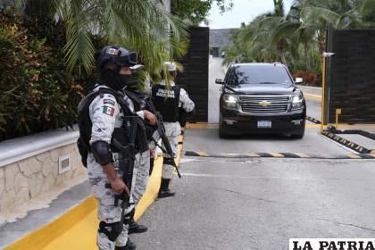 Fuerzas gubernamentales custodian la entrada de un hotel luego de un enfrentamiento armado cerca de Puerto Morelos /AP Foto /Karim Torres