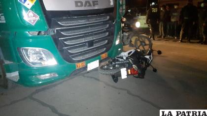 La moto quedó bajo las llantas del camión cisterna, tras la colisión /LA PATRIA