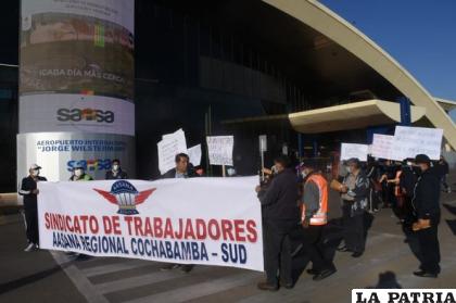 Protesta de los trabajadores de Aasana  /LOS TIEMPOS