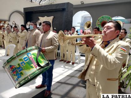 Miembros interpretaron nuevo tema musical /LA PATRIA