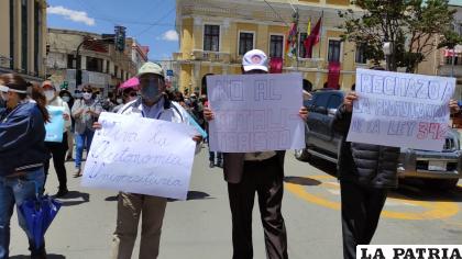 Trabajadores de la UTO, en la movilización /LA PATRIA