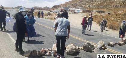 Junta de padres de familia bloquearon la carretera Oruro-Potosí /LA PATRIA
