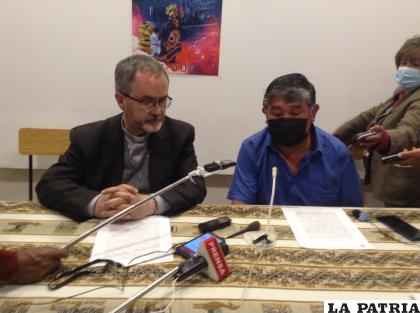 Monseñor Cristóbal Bialasik y Jacinto Quispaya en conferencia de prensa /LA PATRIA