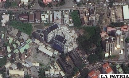 La imagen satelital provista por Maxar Technologies muestra un edificio colapsado, en Lagos, Nigeria /Imagen satelitak 2021 Maxar Technologies vía AP
