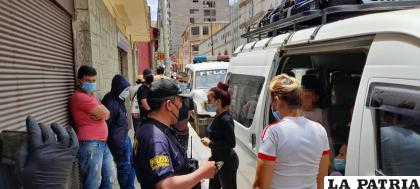 Interpol interceptó a varios inmigrantes y el conductor fue llevado a la Felcc /LA PATRIA