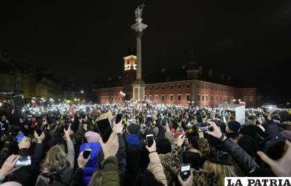 Miles de personas alzan sus celulares encendidos durante una protesta contra la ley antiaborto /AP Foto /Czarek Sokolowski