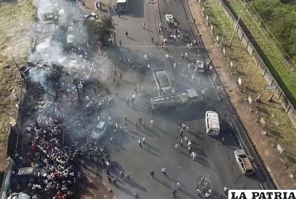 Decenas de personas en el sitio donde estalló un camión cisterna en el suburbio de Wellington de la capital del país, Freetown /NDMA vía AP