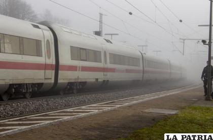 Un tren ICE está detenido en la estación de Seubersdorf, en el sur de Alemania / Vifogra /dpa vía AP
