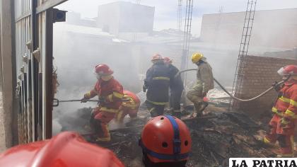 Bomberos sofocó el incendio en el interior de una casa /LA PATRIA