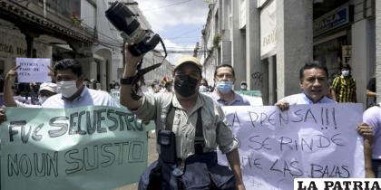 Periodistas, apoyados por los indígenas, llegaron hasta la Fiscalía Departamental de Santa Cruz /APG