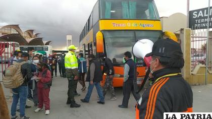Operativo interinstitucional en la terminal de Buses Oruro /DIO