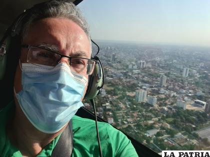 El fotógrafo de El Deber Jorge Gutiérrez, en la aeronave que lo transportaba hasta Guarayos /Jorge Gutiérrez
