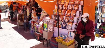 Comerciantes con medidas de bioseguridad durante la feria del Calvario 2020 
/LA PATRIA Archivo
