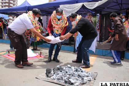 Mesa ofrecida a la Pachamama /LA PATRIA