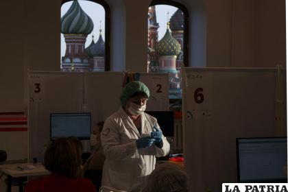 Una trabajadora médica prepara una vacuna contra el Covid-19 de Sputnik Lite de Rusia /AP Foto /Pavel Golovkin, Archivo
