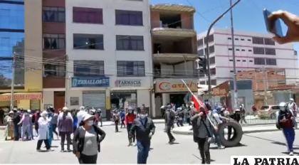 Grupos afines al MAS fueron a provocar a los puntos de bloqueo /LA PATRIA