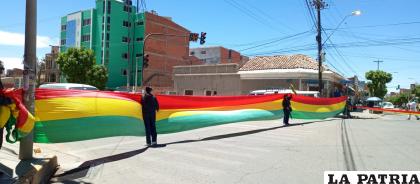 En el Obrero el bloqueo se realizó con una enorme Tricolor Nacional /CNS