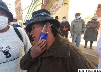 Una mujer muestra el par de arañazos que recibió /LA PATRIA