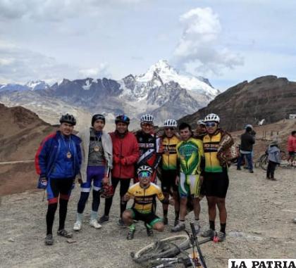 Ciclistas orureños quienes participaron en la competencia “Ascenso al Chacaltaya 2021” /LA PATRIA