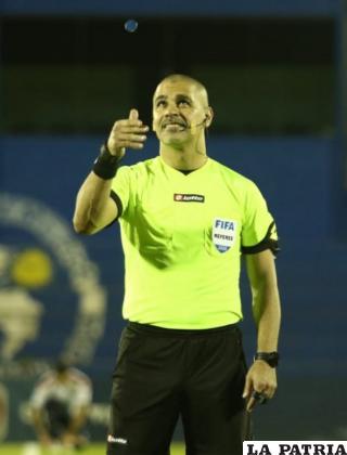 El árbitro Eber Aquino /emol.cl