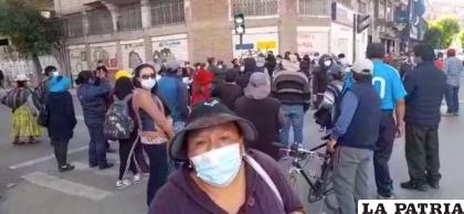 Uno de los periodistas fue agredido por esta mujer afín al MAS /CAPTURA DE PANTALLA