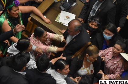 Los legisladores se enfrentaron cuando Arce pronunciaba su discurso /APG