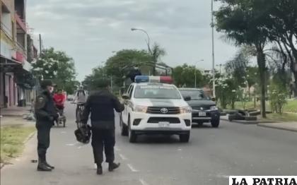 Policías resguardan una vía en Santa Cruz /Captura Facebook