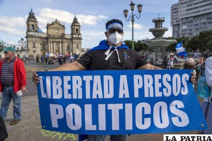 Un ciudadano nicaragüense sostiene un cartel durante una protesta contra el presidente Daniel Ortega en la Plaza de la Constitución en la Ciudad de Guatemala /AP Foto /Moises Castillo