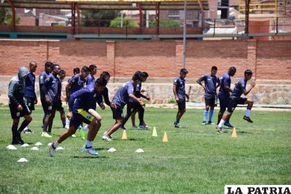 El entrenamiento se realizó en la cancha del complejo Jesber con el objetivo de ambientarse al pasto natural /LA PATRIA